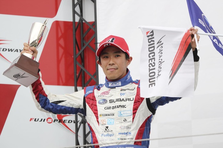 予選4番手からスタートし、トップを行く水谷大介選手の追撃をファイナルラップまで緩めなかったCG ROBOT RACING TEAMの井口卓人選手。86/BRZ Raceシリーズでの表彰台は実に2年ぶりのこと。