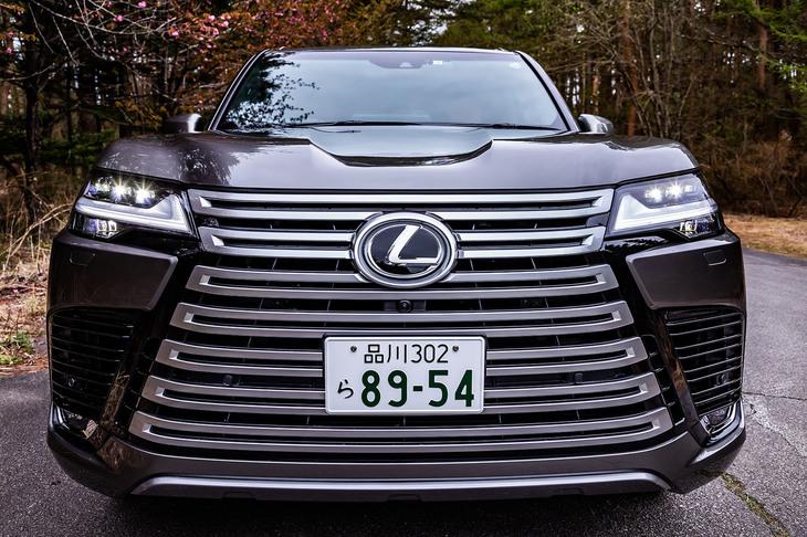 7組のフローティングバーからなる大型のスピンドルグリルが目を引く新型「LX」のフロントフェイス。圧倒的な存在感の演出は、歴代屈指といえる。