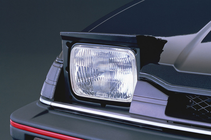 2代目「プレリュード」のヘッドランプはリトラクタブル（格納式）。低いボンネット高と相まって、その外観を特徴づけた。