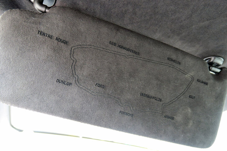 サンバイザーにはサルテサーキットのレイアウトがレーザーで刻印されている。