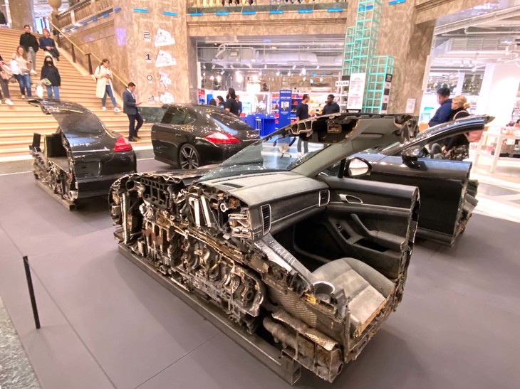 今回は、シャンゼリゼ通りの変貌を、自動車視点で実地検証した。これは2019年にオープンしたデパート「ギャラリー・ラファイエット」のロビーにて。現代アート作家イングヴィ・ホーレンの作品。以下、特記なきものは2022年10月撮影。