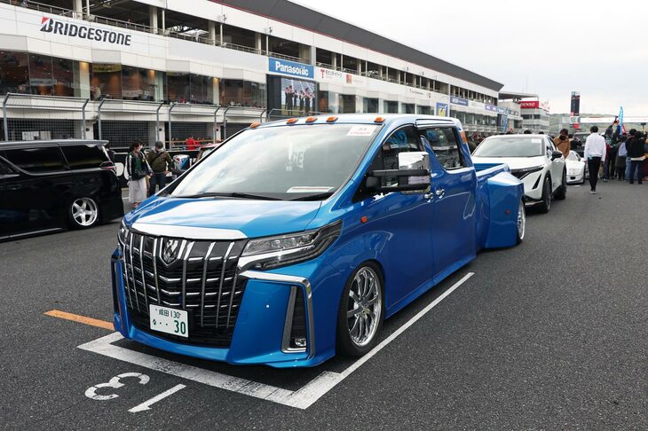 「グリッドウォーク」を飾った車両の一部を紹介。ボディーが長い異色の「アルファード」は、後部が荷台となるピックアップトラック風。「NATS Alphard Super Dually」の名からも分かるように、日本自動車大学校の学生の手になるカスタムカーだ。