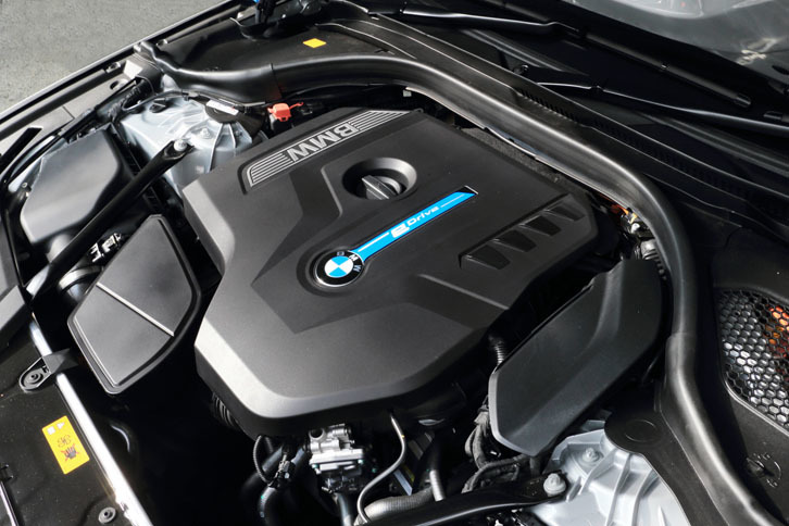 「530e iパフォーマンス」のパワーユニット。2リッター直4ターボエンジンにモーターが組み合わされる。