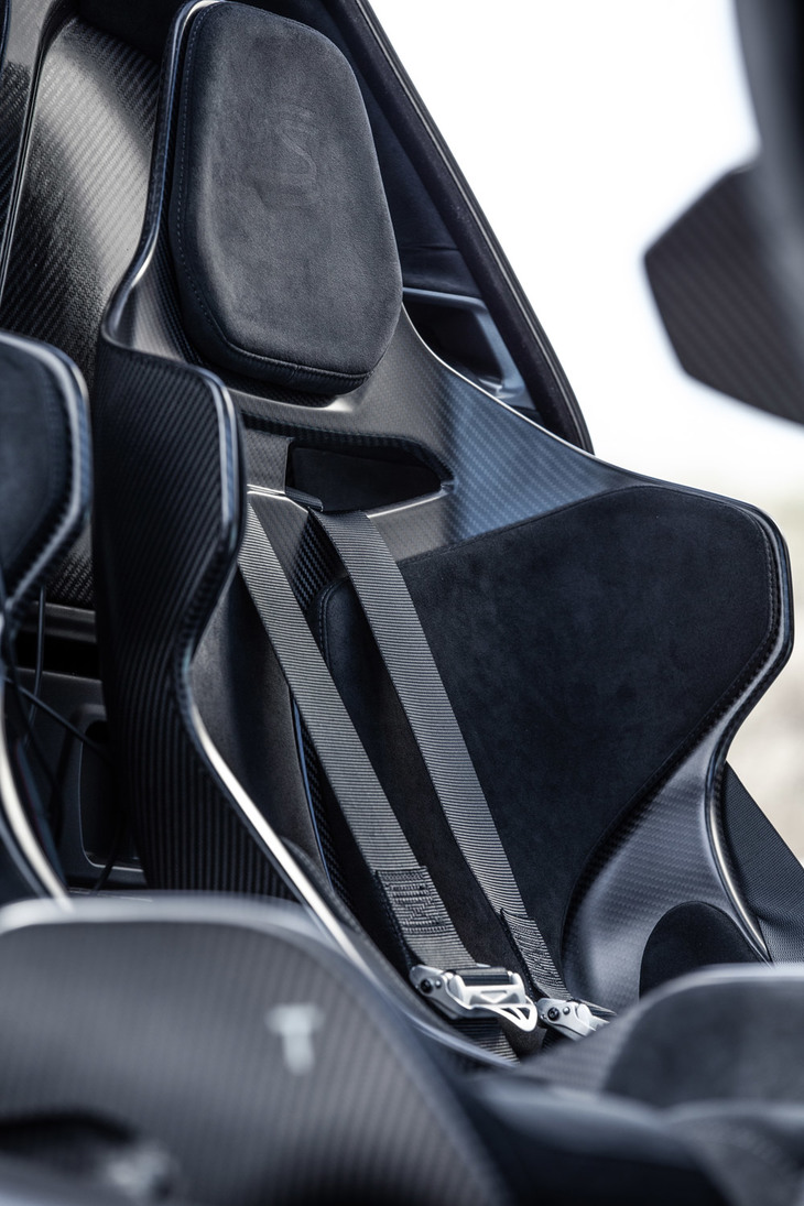 シートはカーボン製のパネルに薄いパッドを装着したシンプルなもので、1脚につき8kgと非常に軽量に仕上げられている。