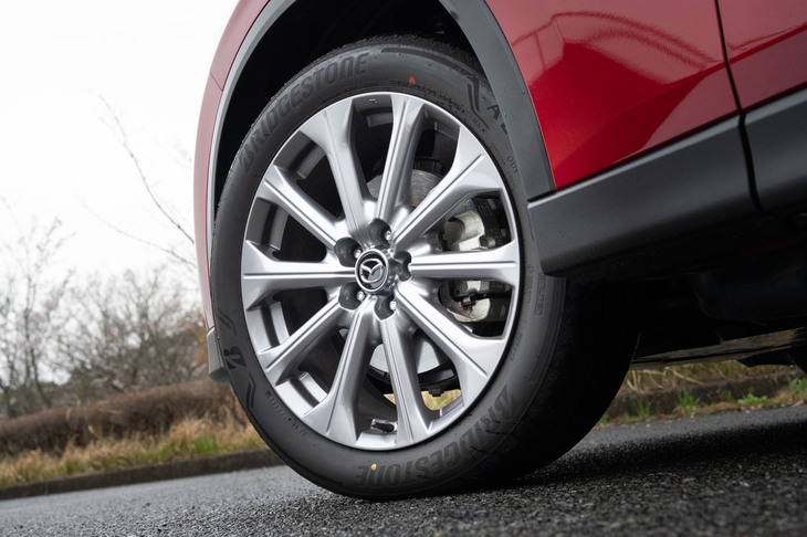 「Lパッケージ」に装着される20インチの大径アルミホイール。タイヤサイズは235/50R20で、試乗車にはスポーティーな特性が身上の「ブリヂストン・アレンザ001」が装着されていた。