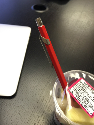 フィレンツェ空港にて。カットフルーツのビニールぶたに、愛用のカランダッシュを「ズブッ」。