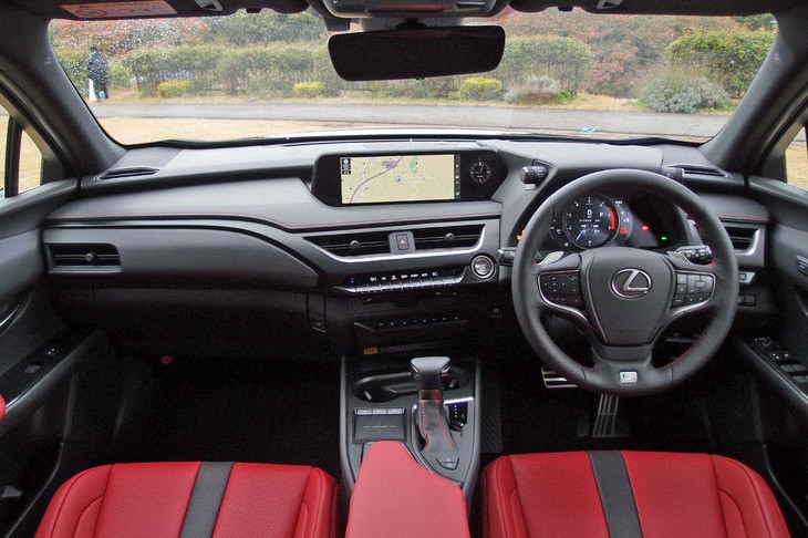 インテリアは、前方への抜けのよさや水平方向の見晴らしのよさにこだわってデザインされている。Aピラーは感覚的にも細く見えるよう配慮したという。