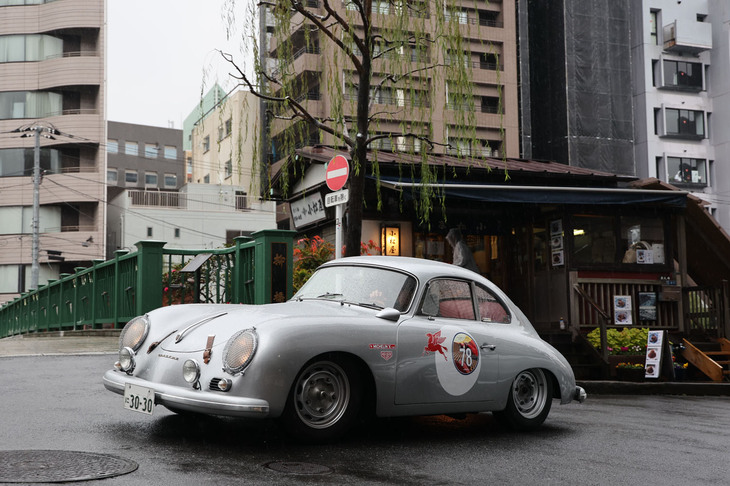これから柳橋を渡ろうという、ヘッドライトのモチ網（ストーンガード）が似合う1959年「ポルシェ356A」。