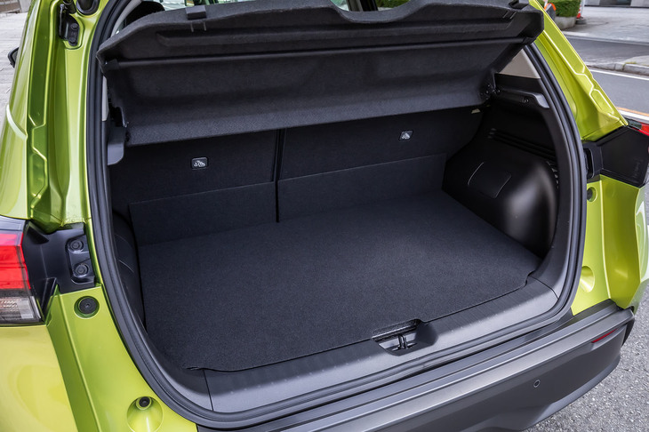 後輪用の駆動システムを搭載するためFWDモデルよりも荷室床面は高く、開口部と同一レベルになっている。荷室容量はFWDモデルの340リッターに対して、こちらは260リッターとなる。