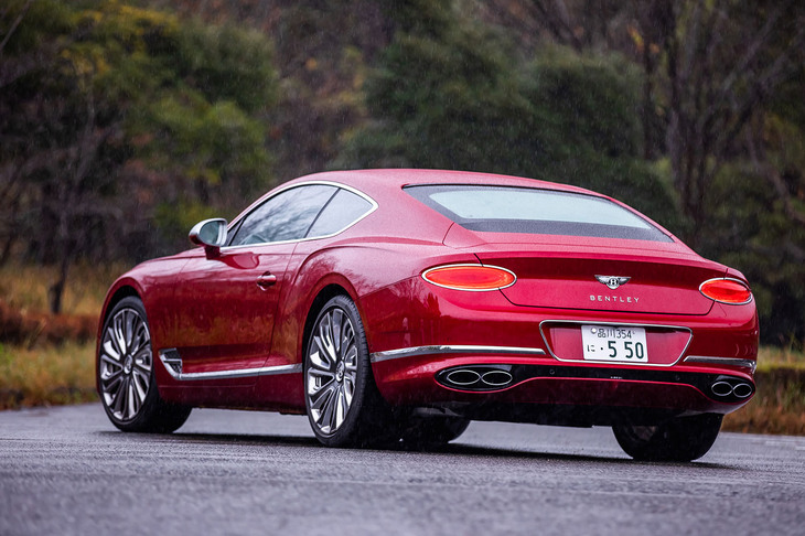 左右に配置された楕円（だえん）形のリアコンビランプは3代目「コンチネンタルGT」の特徴のひとつで、SUV「ベンテイガ」にも共通する意匠。今回の試乗車は「ドラゴンレッドII」と呼ばれる車体カラーをまとっていた。