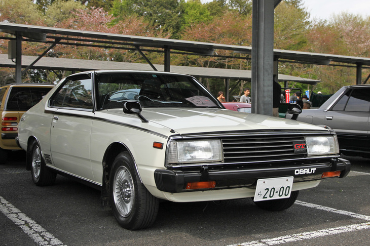 1981年「日産スカイライン ハードトップ2000ターボGT」。1977年にデビューした通称ジャパンこと5代目スカイラインの「2000GT」系（GC210）に、80年に加えられたスカイライン初のターボ車。「セドリック／グロリア」（430）のターボと同じL20ETエンジンを搭載。