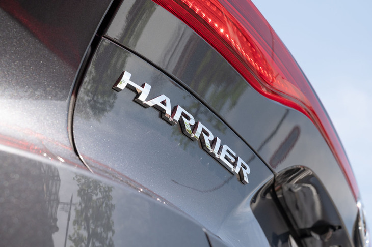 選択できる車体色は全4種類。試乗車にはPHEV専用の「グレーメタリック」が採用されていた。