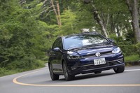 「TDIハイライン マイスター」の車両重量は1430kg。1.4リッターガソリンターボエンジン搭載の「TSIハイライン マイスター」よりも110kg、2リッターガソリンターボ搭載の「GTI」と比べても50kg重くなっている。