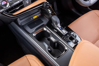 ダイレクト感あふれる走りと低燃費を両立したという「ダイレクトシフト8AT」を搭載。道路・走行状況や、操作からドライバーの意思を先読みした独自の変速制御も備わっている。