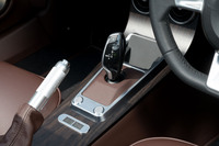 センターコンソールに備わる“BMWそのまま”なシフトセレクター。「スーパースポーツ」のトランスミッションは8段ATのみで、MTの設定はない。