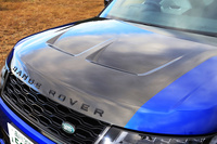 試乗車はオプションの「SVRカーボンファイバーエクステリアパック」を装備。ボンネットはカーボンとエストリル・ブルーのツートンカラーになっている。ボンネットを開け持ち上げると、驚くほど軽量に仕上がっていることが分かった。