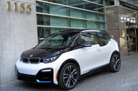 ホテルのエントランスで充電中の「BMW i3s」。日本には導入されていない「i3」の高性能グレードである。カナダではこのほかにも、「キア・ソウルEV」など、日本では見かけない電動車をちょこちょこと目撃した。