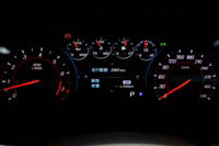 メーターパネルの中央にはフルカラーのマルチインフォメーションディスプレイが搭載されており、走行距離や燃費などのドライブ情報や、タイヤの空気圧、オイルライフなどの情報が表示される。