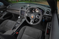 直径360mmのステアリングホイールをはじめ、各所にアルカンターラが用いられたインテリア。いたる所に「GTS」のロゴがあしらわれている。