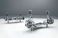 「AMG A35 4MATIC」には、走行シーンに合わせ、3つのモードから選択可能な「AMG RIDE CONTROLサスペンション」がオプション設定されている。写真は手前がフロントサスペンションで、奥がリアサスペンション。