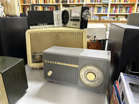 今回はシエナ市内のリサイクルショップで見つけた1960年代のラジオをもとに、さまざまな考察を試みた。