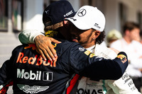 フェルスタッペン（写真左）との激戦を制し、今季8勝目を飾ったハミルトン（同右）。予選3位からスタートで2位に上がるも、抜きにくいハンガロリンクで首位を走るフェルスタッペンの攻略に難儀。そこでメルセデスは急きょ2ストップ作戦に切り替える賭けに出た。20秒あったフェルスタッペンとのギャップを見る見る縮めたハミルトンは、残り4周で見事フェルスタッペンを仕留めることに成功。ハンガリーで最多7回目の優勝を記録した。（Photo=Red Bull Racing）