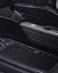 これまでトランスミッションが格納されていたセンタートンネル内は、新型車では、重量のかさむリチウムイオンバッテリーを置くスペースとなる。