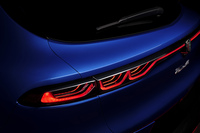 テールランプもヘッドランプに合わせ、3連式のデザインが採用されている。