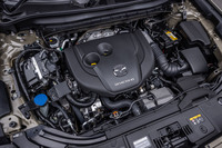 2.2リッター直4ディーゼルターボエンジンは、最高出力200PS/4000rpm、最大トルク450N・m/2000rpmを発生。6段ATと組み合わされる。WLTCモードの燃費値は17.6km/リッター。