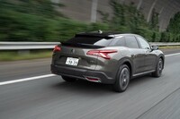 アダプティブクルーズコントロールやレーンキープアシストを標準装備。レーダーを使った後側方車両接近検知機能は検知範囲が最大75mにも達する。