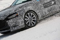 「GVCプラス」は、エンジントルクのコントロールによってターンイン時の応答性を高める制御「G-ベクタリングコントロール」に、旋回中からターンアウト時にかけての安定性と収束性を向上させるブレーキ制御を加えたもの。先行してSUV「CX-5」にも搭載されている。