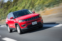 車両骨格には「レネゲード」由来の新世代プラットフォームを採用。ボディーはフレーム一体式のモノコック構造となっており、全体の7割近くに高張力鋼板を採用したり、組み立てに構造接着剤を用いたりして、軽さとボディー剛性の高さを両立したという。