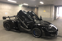 「マクラーレン・セナ」は、全世界500台の限定生産モデルだ。リアミドに搭載される4リッターV8ツインターボエンジンは、最高出力800PS、最大トルク800N・mを発生。0-100km/h加速に要する時間は2.8秒、最高速度は340km/hと公表されている。その姿は横から見てもバットマンカー！