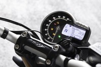 計器類はアナログの速度計とインフォメーションディスプレイの組み合わせで、後者はハンドルバーのスクロールボタンで表示の切り替えが可能だ。