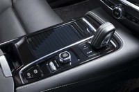 プラグインハイブリッドのボルボ車に共通するクリスタル製ではなく、レザー巻きの専用シフトセレクターを装備する。