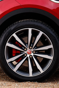 「EペースS」（D240）にも245/45R20サイズの「ピレリ・スコーピオンゼロ」タイヤが装着されていた。