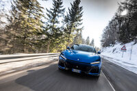 足まわりには、48Vの電動アクチュエーターを用いたアクティブサスペンションを採用。状況に応じて減衰力を最適に調整できるほか、ロールやピッチの量を半分に抑えられるようになった。