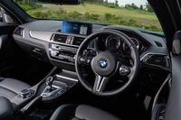 インストゥルメントパネルまわりは、デジタル化が進む最新のBMWモデルと比べるとややクラシック。ステアリングホイールには、パワートレインなどのカスタマイズモードを一発で呼び出せる「M1／M2」ボタンが備わる。