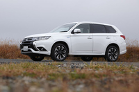 ボディーカラーは、写真の「ホワイトパール」を含む全7色がラインナップされる。