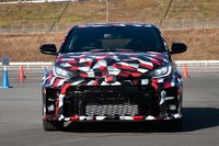 フロントマスクには他のGRシリーズと共通デザインの「ファンクショナルマトリックスグリル」を採用。グリルの内部には大型のインタークーラーが備わる。