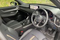 ナッパレザーがほどよい上質感を演出する「CX-80 XDハイブリッド ドライブエディション ナッパレザーパッケージ」のインテリア。北欧ブランドっぽい質感の高さが魅力だ。