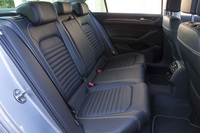 リアシートの背もたれには、全モデルとも60：40の分割可倒機構が備わる。