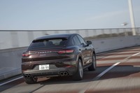 「カイエン」よりもグラマラスなリアフェンダーを持つ「カイエン クーペ」。リアのトレッド幅はカイエンよりも18mm広くなっている（欧州仕様値）。