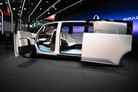 「スペース・ハブ」はスライドドアを持つ、いわゆるミニバン型のEVだ。そのフロアの低さから、プラットフォームが非常に薄くつくられていることがわかる。