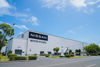 福岡県苅田町の同じ敷地内に隣接する、日産自動車九州と日産車体九州。稼働が低調な前者には、追浜から小型車の生産が移管され、逆にフル稼働状態の続く後者については、「エルグランド」の生産が栃木に移される予定だ。