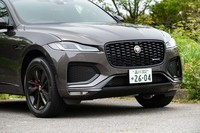 フロントまわりではヘッドランプを「ダブルJグラフィック」入りに変更して薄型化。ボンネットはフロントマスクまで回り込む形状としてグリル部分との継ぎ目（シャットライン）をなくした。