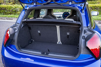 後席使用時の荷室容量は210リッター。50：50の分割可倒式となるリアシートの背もたれをすべて前方に倒せば、荷室容量を最大800リッターに拡大することができる。最大容量はICE車よりも75リッター多い。