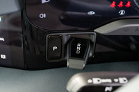 シフトセレクターはダッシュボードの、ステアリングコラムの左脇に配置（右ハンドル車の場合）。レバーは「R／N／D」の選択に使用し、パーキングに入れるときは左脇の「P」ボタンを押す。