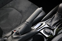 車両コントロールの用途を視野に、「GRカローラ」では手引き式のパーキングブレーキを全車に標準で採用している。グリップ部分は本革巻きで、タッチや質感にもこだわりを感じさせる。