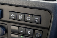 4WD・5段MT車に装備されるデフロックのスイッチ。車速が30km/hを超えると自動で解除される。